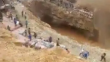 ФОТОГРАФІЇ, ВЗЯТІ З СОЦІАЛЬНИХ МЕРЕЖ БЕЗ ДОЗВОЛУ Кавама, Луалаба, Демократична Республіка Конго Щонайменше 80 людей загинули внаслідок зсуву, що завалив шахтарям у Конго