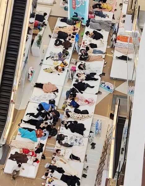 У листопаді 2025 року в Баотоу, Внутрішня Монголія, Китай, відбувся «Конкурс лежачи». Деякі учасники навіть були в підгузках. (newsX/NF)