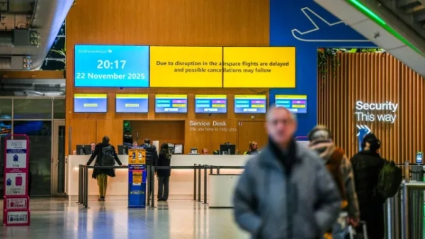 В аеропорту Ейндховена помітили кілька дронів. Через це цивільний та військовий повітряний рух було призупинено. Засоби боротьби з дронів готові до втручання. Поліція та Королівська військова служба Нідерландів (KMar) також перебувають на місці. SQ vision https://nos.nl/artikel/2591558-luchtverkeer-boven-eindhoven-airport-verstoord-door-drones