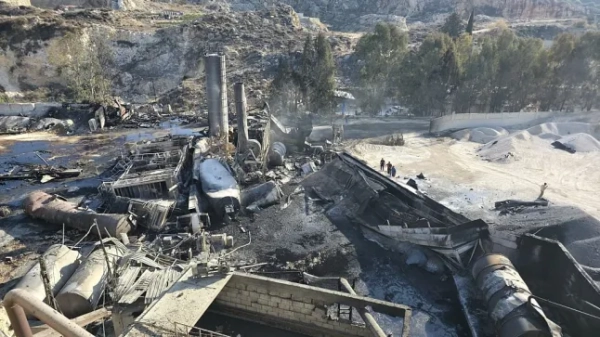 НАБАТІЯ, ЛІВАН - 17 ЖОВТНЯ: 17 жовтня 2025 року ізраїльські авіаудари вразили кар'єр та цементні заводи поблизу муніципалітету Ансар, завдавши значної шкоди об'єктам та навколишній території в Набатії, на півдні Лівану. (Фото Мохамада Занаті/Anadolu via Getty Images)