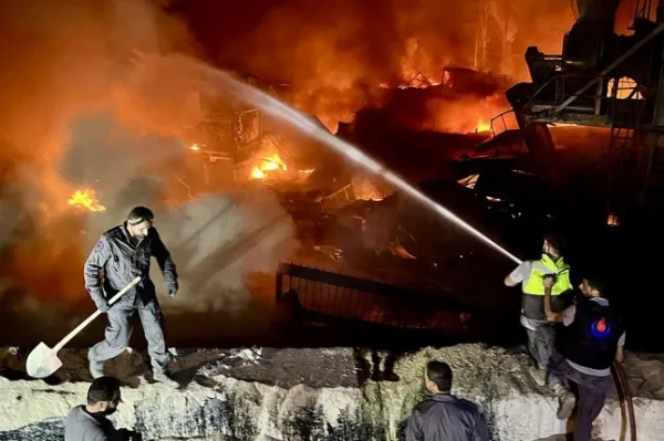 АНСАР, ЛІВАН – 16 ЖОВТНЯ: Пожежники та групи цивільної оборони намагаються загасити пожежі після нападу Ізраїлю на фабрику в місті Ансар на півдні Лівану 16 жовтня 2025 року, внаслідок чого з району піднялося полум'я та дим. Ізраїльська армія завдала дев'яти авіаударів по містах на півдні та сході Лівану, знову порушивши угоду про припинення вогню. (Фото Stringer/Anadolu via Getty Images)