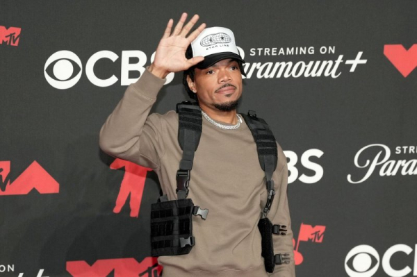 Chance the Rapper arrives on the red carpet at the MTV Video Music Awards 