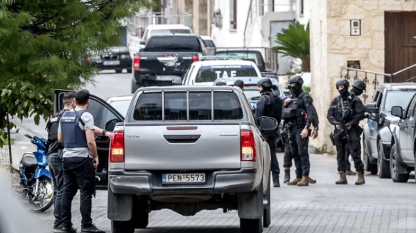 Спеціальні поліцейські підрозділи працюють після інциденту, в результаті якого двоє людей загинули та щонайменше 10 отримали поранення внаслідок стрілянини в селі Воріція, острів Крит, Греція, 1 листопада 2025 року. Стефанос Рапаніс/Eurokinissi via REUTERS. ЦЕ ЗОБРАЖЕННЯ НАДАНО ТРЕТІЄЮ СТОРОНОЮ. ПЕРЕПРОДАЖІ НЕ ПРИЗНАЧЕНІ. АРХІВИ НЕ ПРИЗНАЧЕНІ. ГРЕЦІЯ ВИЙШЛА. РЕДАКЦІЙНІ МАТЕРІАЛИ В ГРЕЦІЇ НЕ ПРИЗНАЧЕНІ. /Роздатковий матеріал via REUTERS. ЦЕ ЗОБРАЖЕННЯ НАДАНО ТРЕТІЄЮ СТОРОНОЮ.
