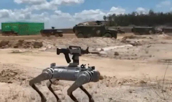 Китайські війська проводять навчання з чотириногими роботами-