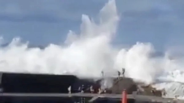 Величезна хвиля розбивається там, де стоять люди на Тенерифе, Канарські острови.