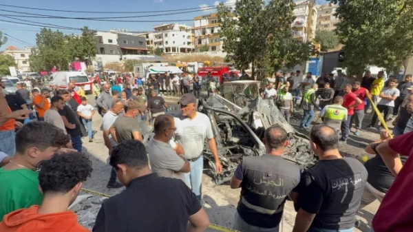 НАБАТІЯ, ЛІВАН - 24 ЖОВТНЯ: Вид з району, де 24 жовтня 2025 року ізраїльський армійський безпілотник атакував транспортний засіб, що рухався по дорозі Тул у місті Набатія, на півдні Лівану. За повідомленнями, в результаті атаки двоє людей загинули та ще двоє отримали поранення. Внаслідок удару транспортний засіб також загорівся. (Фото Ахмада Каддури/Anadolu via Getty Images)