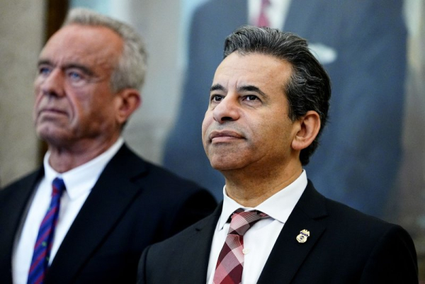 Міністр охорони здоров'я та соціальних служб Роберт Ф. Кеннеді-молодший та комісар Управління з контролю за продуктами харчування та лікарськими засобами Мартін Макарі оголосили в понеділок, що FDA видалить попередження «чорної скриньки» з гормонозамісної терапії. Фото Аарона Шварца/UPI Secretary of Health and Human Services Robert F. Kennedy Jr. and Commissioner of the Food and Drug Administration Martin Makary announced Monday that the FDA will remove black box warnings from hormone replacement therapies. Photo by Aaron Schwartz/UPI