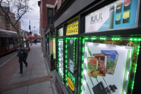 Щоденне вживання нікотину з використанням електронних сигарет серед учнів середніх та старших класів США, які використовують електронні сигарети, майже подвоїлося між 2020 і 2024 роками, повідомили дослідники в новому дослідженні. Фото з архіву: Ерік С. Лессер/EPA Daily nicotine vaping nearly doubled between 2020 and 2024 among U.S. middle and high school students who use e-cigarettes, researchers reported in a new study. File Photo by Erik S. Lesser/EPA