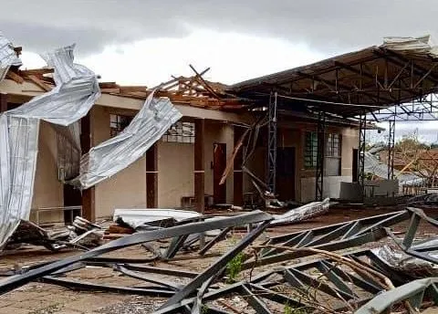 Це фото з роздаткового матеріалу, опубліковане урядом штату Парана, показує руйнування після того, як торнадо зі швидкістю вітру до 250 кілометрів на годину обрушився на місто Ріо-Боніту-ду-Ігуасу, штат Парана, Бразилія, 7 листопада 2025 року. Про це в суботу повідомила влада Бразилії, що внаслідок торнадо загинуло щонайменше п'ять людей і понад 400 отримали поранення, оскільки він зруйнував більшу частину міста на півдні Бразилії. (Фото Handout / Уряд штату Парана / AFP) / ВИКОРИСТАННЯ ОБМЕЖЕНО ДЛЯ РЕДАКЦІЙНИХ ЦІН - ОБОВ'ЯЗКОВЕ ПОСИЛАННЯ 