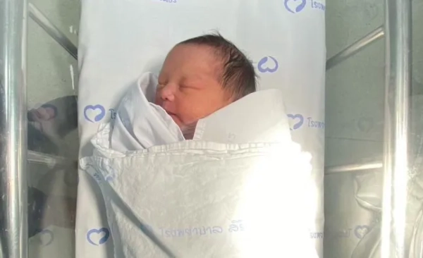 У Таїланді було знайдено живою покинуту дівчинку в бачку унітазу. 15 листопада новонароджена дівчинка плакала, коли її почула економка, яка прибирала на третьому поверсі офісної будівлі в Бангкоку. Працівниця підняла кришку унітазу і була шокована, виявивши дитину в контейнері, наполовину наповненому водою, куди її, як вважається, поклали невдовзі після народження. Дитина була роздягнена, а її руки зблідли та зморшкуваті від замочування у воді. Поліція одразу прибула на місце події в районі Лат-Крабанг близько 11:00 за місцевим часом після отримання повідомлення. ПАКЕТ: Відео, фото, текст