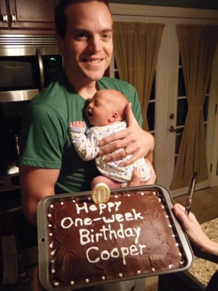 47-річний Деніел Оуен та 15-річний Купер загинули 15 жовтня після того, як їх ужалили сотні, ймовірно, гігантських азійських шершнів, під час спуску на зиплайні на еко-курорті поблизу міста Луангпхабанг. За словами джерела, близького до американських дипломатів у Лаосі, шершні налетіли на двох американців та їхнього гіда, коли вони намагалися спуститися з дерева. Зиплайн передбачає ковзання в страхувальній системі вздовж сталевого троса між платформами, побудованими високо в тропічних деревах.