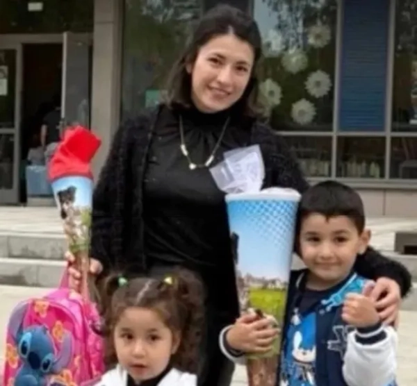 27-річна Сіґдем Бочек позує зі своїми двома дітьми на недатованому фото. Вони померли у Стамбулі, Туреччина. (newsX/NF)