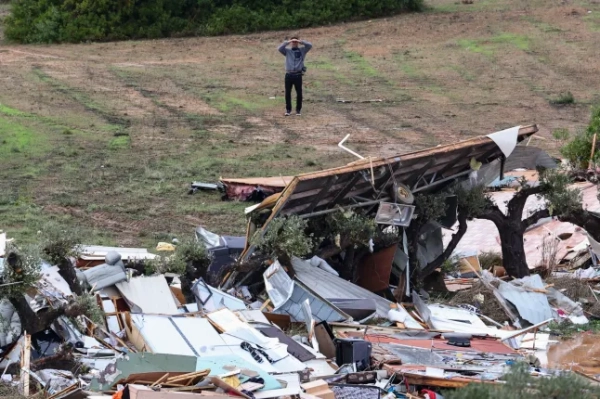 epa12527873 Вигляд пошкоджень на кемпінгу в Албуфейрі, Португалія, 15 листопада 2025 року, внаслідок сильних вітрів, які забрали життя щонайменше однієї людини та поранили десятки. EPA/JOAO MATOS