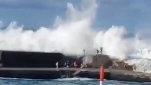 **ФОТО ТА ВІДЕО ЗАГАЛЬНОЇ ОБЛАСТІ ВІД SOLARPIX.COM** **ПЛАТА ЗА ВИКОРИСТАННЯ ОНЛАЙН-СЕРВІСУ У ВЕЛИКОБРИТАНІЇ ЗА КОЖНЕ ФОТО: 1-ше 40,00 фунтів стерлінгів, 2-ге 20,00 фунтів стерлінгів, ВКЛЮЧАЮЧИ ВІДЕОКАМЕРАМИ. - БЕЗ ОБМЕЖЕННЯ ЦІНИ - ТАРИФИ ЗА ВІДЕО ЗА СТАНДАРТНИМИ ТАРИФАМИ** **ПОВНИЙ ТЕКСТ: ЖЕРАРД КУЗЕНС - ТЕЛ.: +34 659 567 821** ПОСИЛАННЯ НА РОБОТУ: 23306 ASA/GC/SM ДАТА: Підпис: ЦЕ жахливий момент, коли голландський турист загинув, а ще дев'ять людей отримали поранення після того, як їх змило в море на Тенерифе величезною хвилею. Шокуючі кадри показали, що вони явно наражали своє життя на небезпеку, стоячи на морській дамбі в північному портовому місті Пуерто-де-ла-Крус. Було чути, як жінка кричала іспанською: «Дивіться, дивіться, дивіться, зараз, зараз!», коли хвиля наближалася і збила у воду чотирьох людей, які стояли на верхній частині захисної стіни, та більшу групу людей під ними. Це фото: Хвиля вбиває туриста в Пуерто-де-ла-Крус *ПОВІДОМЛЕННЯ ПРО ВІДМОВУ ВІД АВТОРСЬКИХ ПРАВ SOLARPIX** Вищезазначені збори стосуються лише надання цих зображень та відео з Інтернету/веб-сайтів, і Solarpix не несе відповідальності за будь-які порушення авторських прав, використання наданих зображень та публікація зображень здійснюється виключно на ваш розсуд.**Усі запити надсилайте електронною поштою на адресу alert@solarpix.com або телефонуйте за номером: +34 609568865