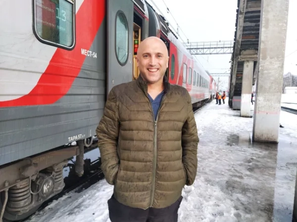 На фото Грем Філліпс – взято з його сторінки у Facebook https://www.facebook.com/GrahamWPUK/photos Британський прокремлівський поплічник, звинувачений у воєнних злочинах в Україні, є колишнім секс-блогером, який навіть з'являвся на BBC, щоб похвалитися своєю любов'ю до послуг повій. 38-річний Грем Філліпс, уродженець Ноттінгема, тепер стикається з загрозою судового переслідування або позбавлення британського паспорта за проведення загрозливого інтерв'ю з полоненим бойовиком Ейденом Асліном.