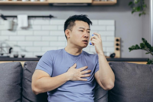 Згідно з новим клінічним випробуванням, протизапальний ін'єкційний препарат під назвою дупілумаб може зменшити накопичення слизу та покращити дихання у пацієнтів з астмою. Фото Adobe Stock/HealthDay News An anti-inflammation injectable drug called dupilumab can reduce mucus buildup and improve breathing among asthma patients, a new clinical trial says. Photo by Adobe Stock/HealthDay News