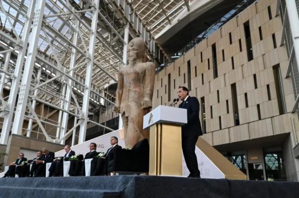 epa12497112 Прем'єр-міністр Єгипту Мостафа Мадбулі (праворуч) виступає під час прес-конференції перед церемонією відкриття Великого Єгипетського музею в Гізі, Єгипет, 1 листопада 2025 року. Великий Єгипетський музей, найбільший у світі музей, присвячений одній цивілізації, офіційно відкриється 1 листопада 2025 року, а на церемонії відкриття, як очікується, візьмуть участь численні глави держав. EPA/МОХАМЕД ХОССАМ