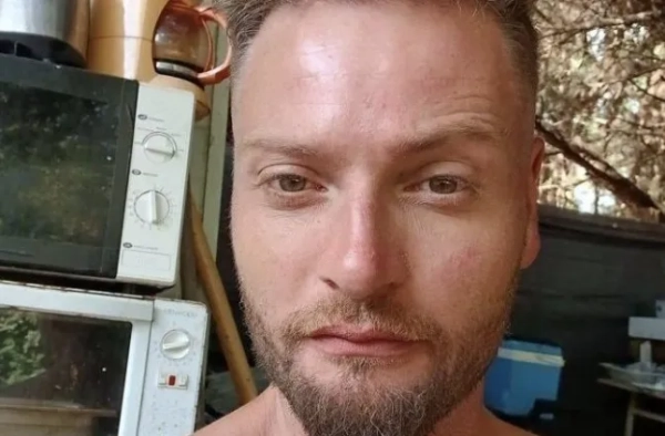 ВЗЯТО З FACEBOOK ФОТО Жан Гійо Водій, якого звинувачують у спричиненні різанини, врізавшись у 10 людей на острові для відпочинку, а потім вигукнувши «Аллаху Акбар», сьогодні ввечері був ідентифікований як «білий кавказький француз», який виріс у Дордоні. 35-річного Жана Гійо було затримано за звинуваченням у «замаху на вбивство» після теракту в середу вранці на Олероні, біля західного атлантичного узбережжя Франції. Двоє людей боролися за своє життя в лікарні, а троє інших перебувають у «дуже важкому» стані після 35 хвилин терору. Існували побоювання, що Гійо може бути пов'язаний з терористичною організацією, оскільки його чули, як він вигукував «Аллаху Акбар» – що арабською означає «Бог найвеличніший», і цей вираз часто використовують такі групи, як «Аль-Каїда» та ІДІЛ. https://www.facebook.com/guillot.jean