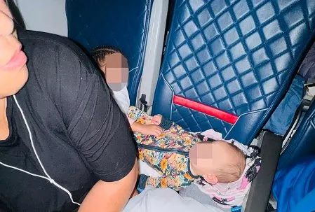 Розлючена мати поділилася фотографією, на якій сидить на підлозі завантаженого літака, але інші кажуть, що вона винна 9
