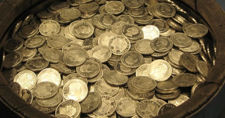 Под ногами – скарб: пара знайшла монети Тюдорів на кругленьку суму. 3