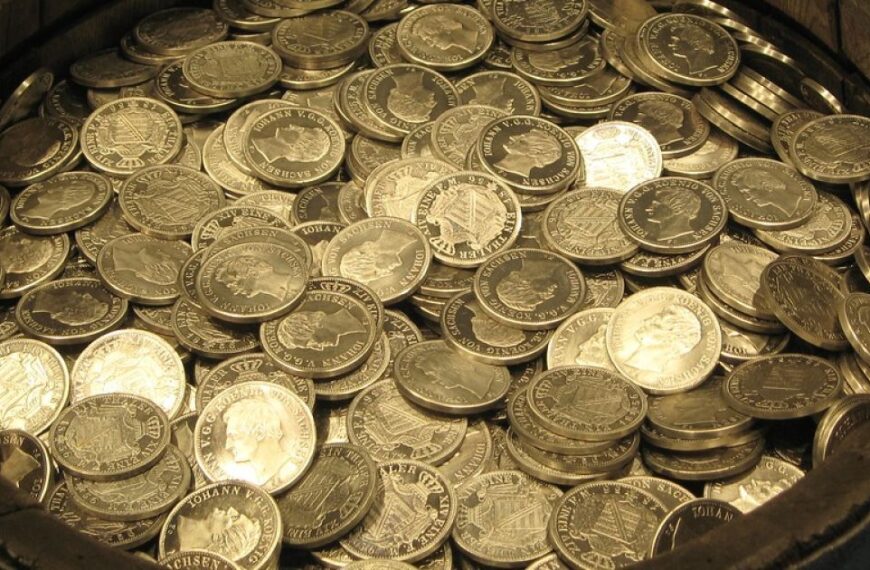 Под ногами – скарб: пара знайшла монети Тюдорів на…