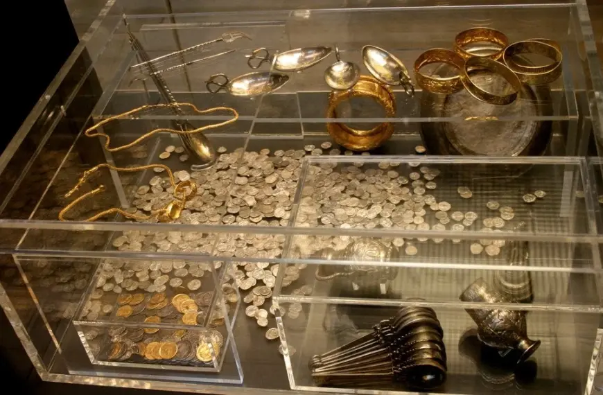 Пошуки молотка випадково привели до виявлення римського скарбу вартістю 6,3 мільйона доларів.