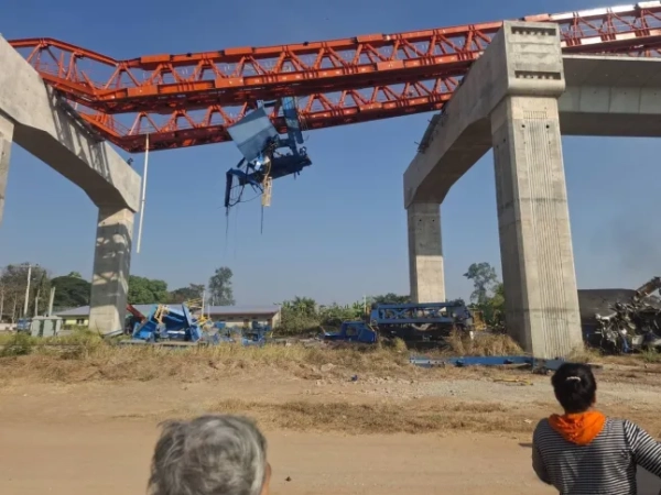 НАКХОНРАТЧАСІМА, ТАЙЛАНД - 14 СІЧНЯ: (----ЛИШЕ ДЛЯ РЕДАКЦІЙНОГО ВИКОРИСТАННЯ - ОБОВ'ЯЗКОВЕ ПОСИЛАННЯ НА АВТОРСЬКЕ ПИСЬМО - ??ДЕПАРТАМЕНТ З ПОПЕРЕДЖЕННЯ ТА ПОМ'ЯКШЕННЯ НАСЛІДКІВ ЛИХ / РОЗДАТКОВІ МАТЕРІАЛИ' - БЕЗ МАРКЕТИНГУ, БЕЗ РЕКЛАМНИХ КАМПАНІЙ - РОЗПОВСЮДЖУЄТЬСЯ ЯК ПОСЛУГА КЛІЄНТАМ----) Вигляд місця події після того, як кран, який використовувався для будівництва високошвидкісного залізничного мосту, обвалився на пасажирський поїзд, в результаті чого загинуло щонайменше 12 осіб, а 30 отримали поранення в Накхонратчасімі, Таїланд, 14 січня 2026 року. Поїзд, що прямував з Бангкока до провінції Убонратчатхані, проїжджав через цей район, коли великий будівельний кран упав на один з його вагонів. (Фото Департаменту з запобігання та пом'якшення наслідків стихійних лих/Anadolu через Getty Images)