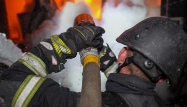 В Оболонському районі Києва горить квартира в багатоповерхівці 