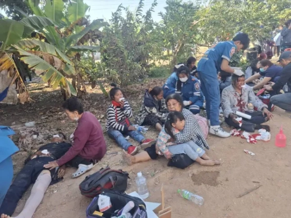 НАКХОНРАТЧАСІМА, ТАЙЛАНД - 14 СІЧНЯ: (----ЛИШЕ ДЛЯ РЕДАКЦІЙНОГО ВИКОРИСТАННЯ - ОБОВ'ЯЗКОВЕ ПОСИЛАННЯ НА АВТОРСЬКЕ ПИСЬМО - ??ДЕПАРТАМЕНТ З ПОПЕРЕДЖЕННЯ ТА ПОМ'ЯКШЕННЯ НАСЛІДКІВ ЛИХ / РОЗДАТКОВІ МАТЕРІАЛИ' - БЕЗ МАРКЕТИНГУ, БЕЗ РЕКЛАМНИХ КАМПАНІЙ - РОЗПОВСЮДЖУЄТЬСЯ ЯК ПОСЛУГА КЛІЄНТАМ----) Постраждалі люди отримали травми після того, як кран, який використовувався для будівництва високошвидкісного залізничного мосту, обвалився на пасажирський поїзд, в результаті чого загинуло щонайменше 12 осіб, ще 30 отримали поранення в Накхонратчасімі, Таїланд, 14 січня 2026 року. Поїзд, що прямував з Бангкока до провінції Убонратчатхані, проїжджав через цей район, коли великий будівельний кран упав на один з його вагонів. (Фото Департаменту з запобігання та пом'якшення наслідків стихійних лих/Anadolu via Getty Images)