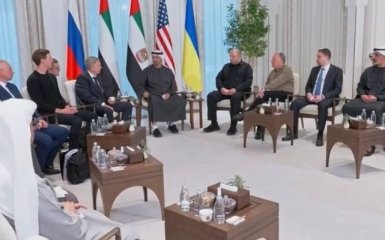 Українсько-американсько-російські перемовини в Абу-Дабі: Важливі подробиці від інформаторів.