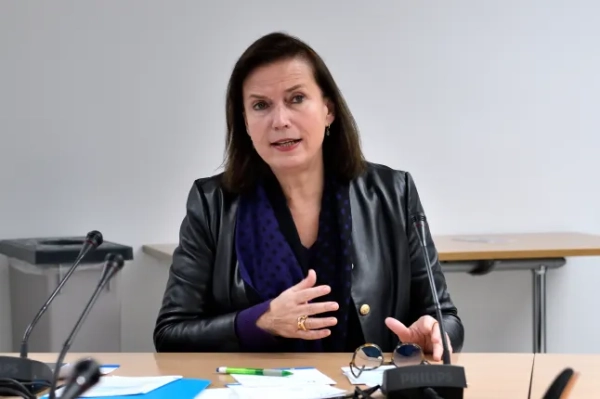 Французькій поліції наказано припинити використовувати зброю, щоб запобігти потраплянню мігрантів…