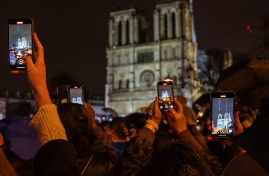 Паризький Нотр-Дам знову відчинив двері: фоторепортаж.