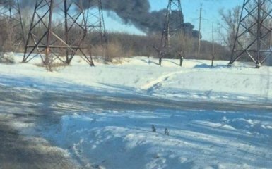 “Клубок диму” біля Луганська. Підстанція електромережі горить в епіцентрі вибухів – відеоматеріал