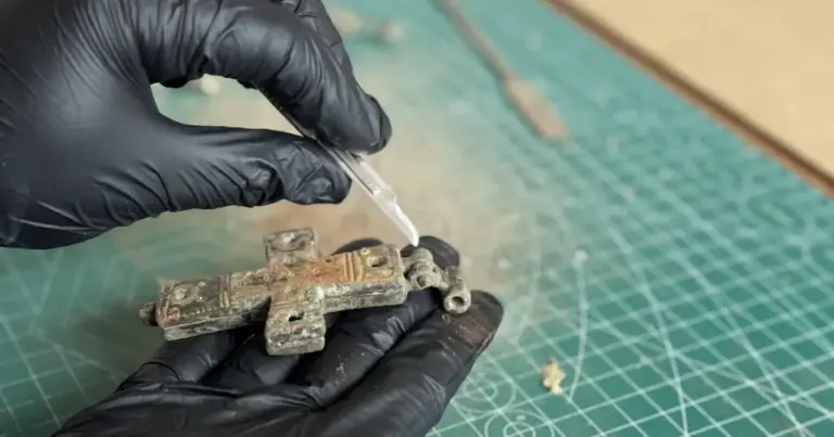 Розкопки виявили загадковий закритий хрест: які секрети у стародавній реліквії? 12