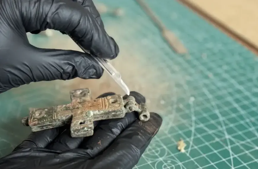 Розкопки виявили загадковий закритий хрест: які секрети у стародавній реліквії?