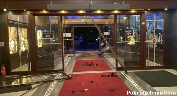 Головна 58 Британський турист під дією наркотиків розбив машиною вестибюль готелю