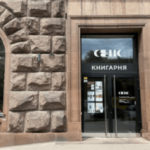 У Києві знову обклеїли гомофобними наліпками книжковий магазин “Сенс”