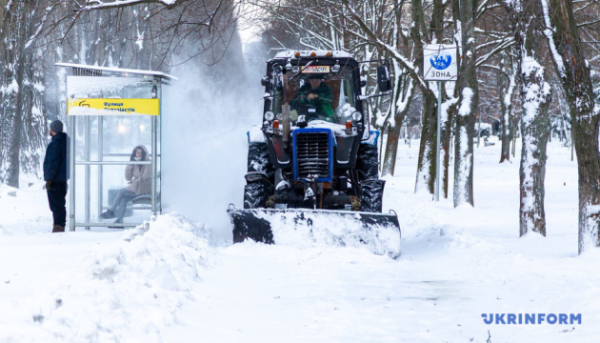 Київ замело снігом: на вулиці вийшла додаткова техніка для прибирання. 6
