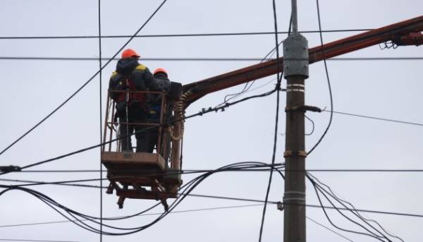 Через російські удари по енергосистемі, відключення в шести регіонах - Укренерго 16