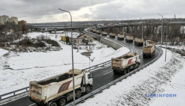 Через негоду зупинили обслуговування фур на двох прикордонних переходах з Молдовською республікою. 15