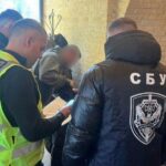 Головна 52 На Тернопіллі чиновника спіймали на хабарі: сприяв уникненню розшуку для…