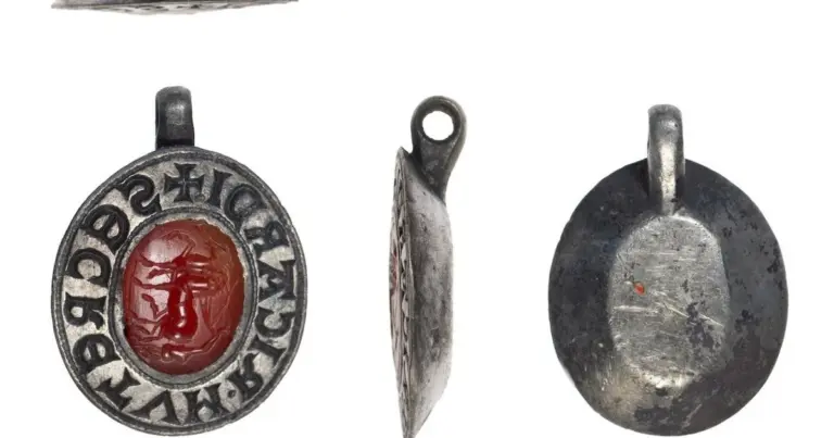 Реліквія в реліквії: у Британії розкопали середньовічний медальйон із римською загадкою 11