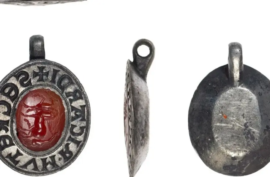 Реліквія в реліквії: у Британії розкопали середньовічний медальйон із римською загадкою
