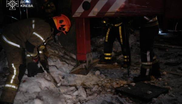 Наслідки російського удару по Києву: кадри від рятувальників.