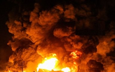 В РФ палає хімзавод внаслідок удару безпілотників — відеодоказ