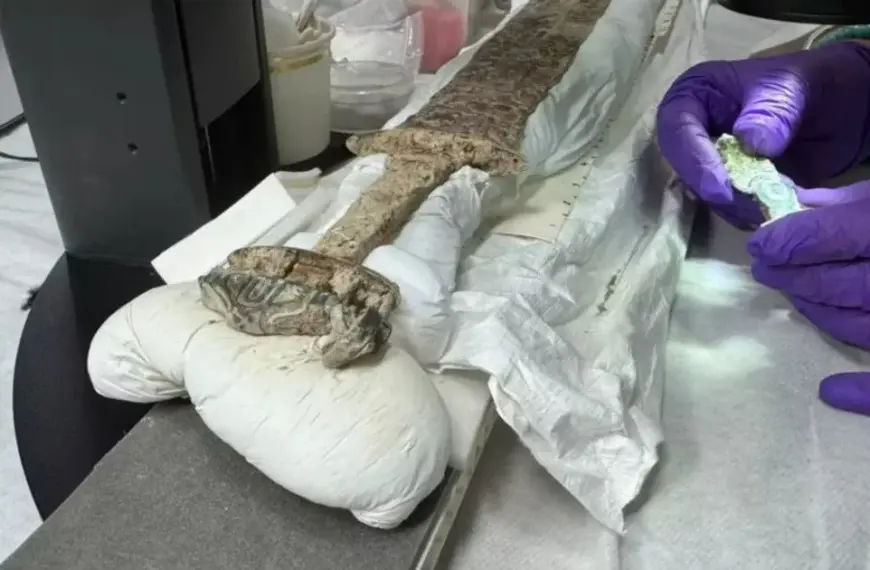 Меч віком 15 століть з рунічним письмом і золотом:&hellip;