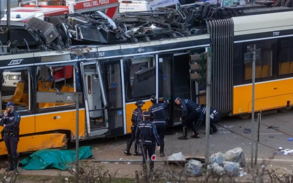 Трамвай зійшов з рейок та врізався в будівлю: двоє людей&hellip;