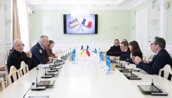 Головна 58 Париж надав Києву електрогенератори.