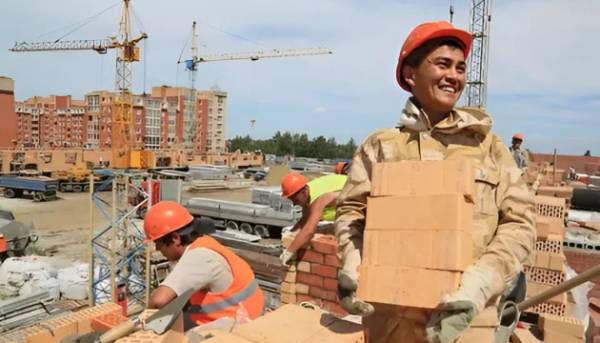 Російський уряд планує навчати трудових мігрантів прямо у їхніх державах – розвіддані 8