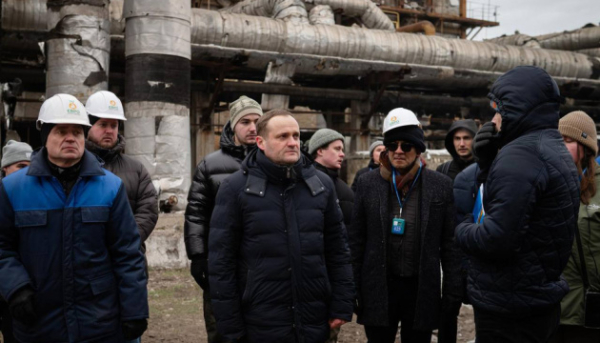 Іноземні посли та представники відвідали Дарницьку ТЕЦ після російських обстрілів.